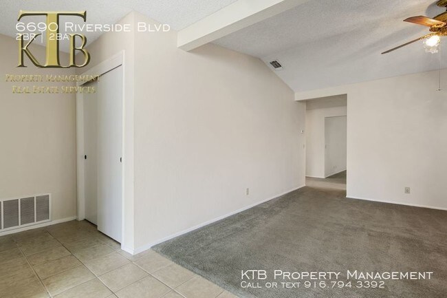 Building Photo - Extra large halfplex with two master suites