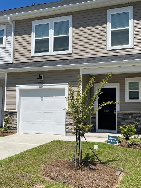 Building Photo - 2041 Dy Lily Dr