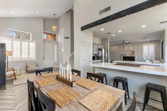 Foto del edificio - 10340 E Caribbean Ln