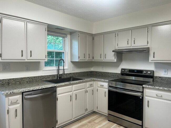 Foto del edificio - 361 Redding Rd