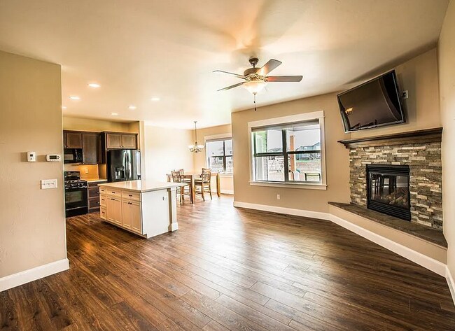 Foto del edificio - 4 Bedroom home located in upscale neighbor...