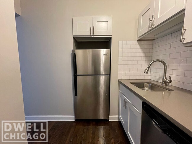 Building Photo - 1355 W Touhy Ave