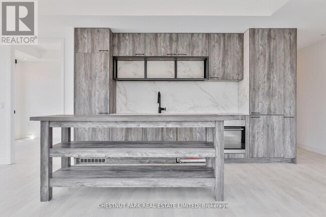 Building Photo - 505 Richmond St W