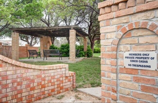 Foto del edificio - 306 Vale Ave