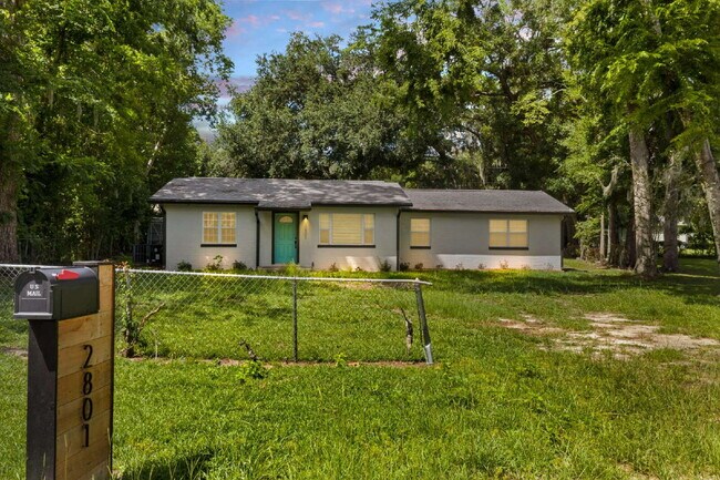Foto del edificio - 3BR Home on Oversized Lot with Shed & Greenhouse