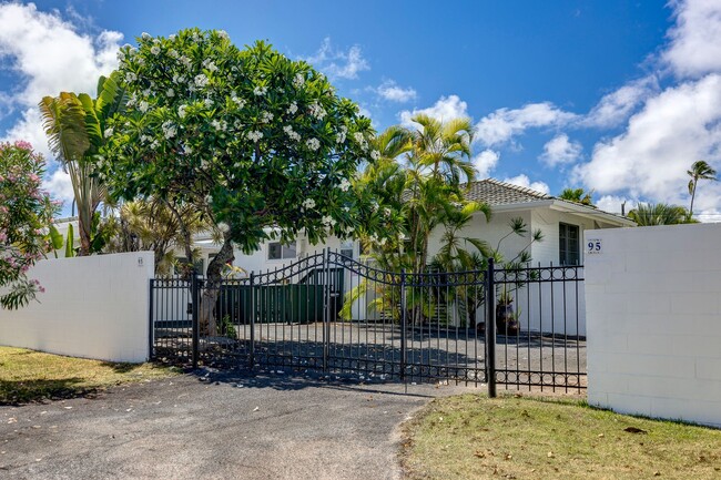 Building Photo - Mid-century modern Kalaheo Ave. Beach side...