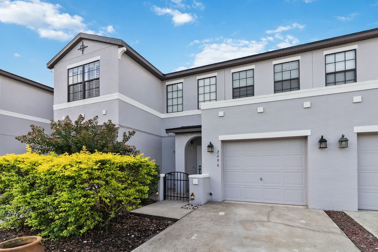 Primary Photo - PENDING APPLICATION-Beautiful 2/2.5 Townho...