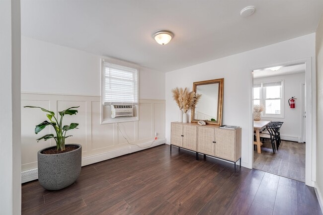 Building Photo - 37 ANDREW St