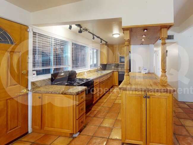 Building Photo - 3409 N Country Club Rd