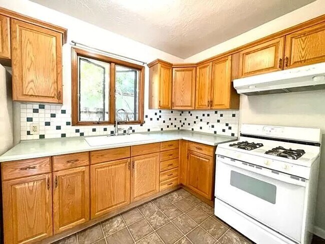 Building Photo - Charming 2 Bedroom 1 Bath Home in the Desi...