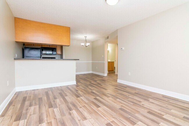 Building Photo - Waterfront - Top Floor- 1 Bedroom 1 Bath f...