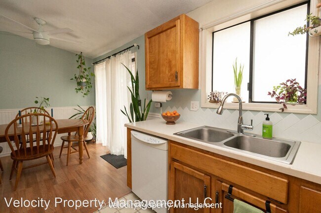Foto del edificio - 3 br, 1 bath House - 21285 NE Butler Marke...