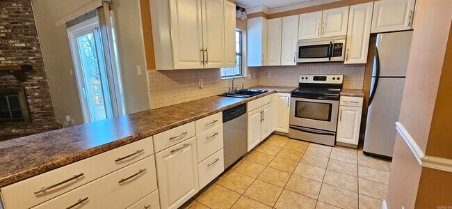 Building Photo - 203 Creekwood Dr
