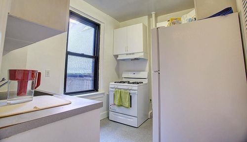 Building Photo - 153 W 81st St