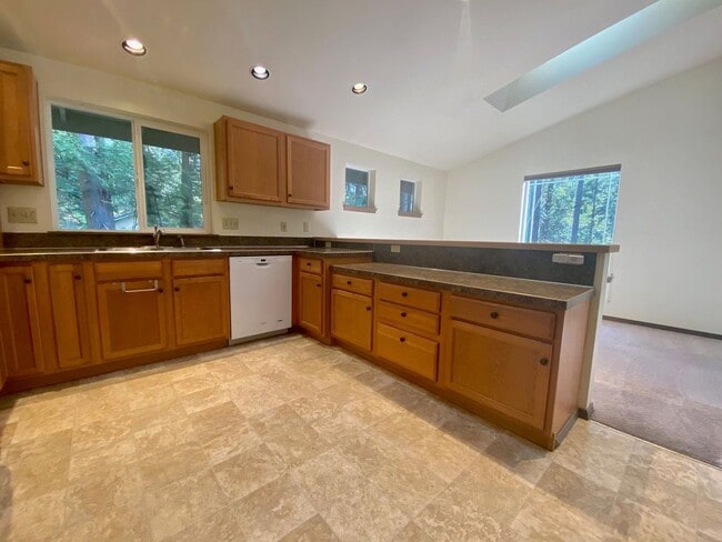 Building Photo - Live in the Quiet Harstine Pointe Community!