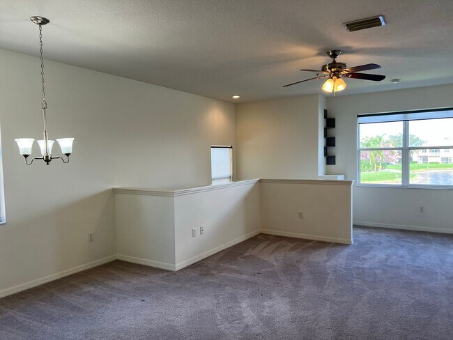 Foto del edificio - 3 Bed/ 2 Bath Condo w/1 Car Garage $1,900 a month