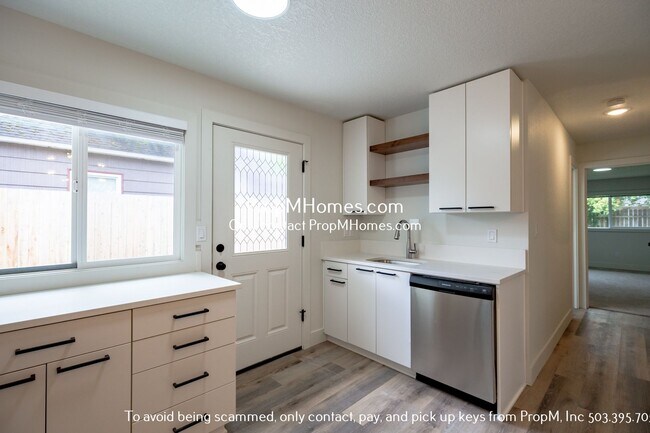 Foto del edificio - Well-Designed 1-Bedroom Duplex in Vibrant ...