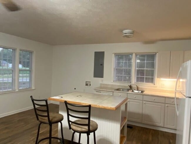 Building Photo - 2 Bedrooms, 1 Bathroom Home in Centre!