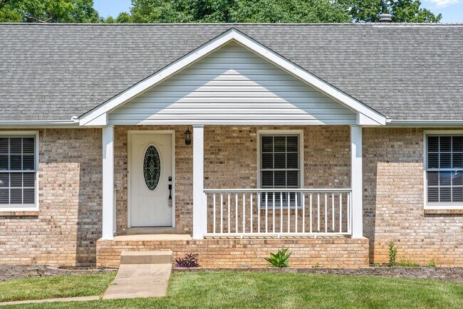 Building Photo - Pet Friendly Three Bedroom with Basement!