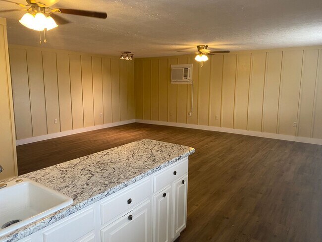 Building Photo - Studio Home located in Rogersville, TN