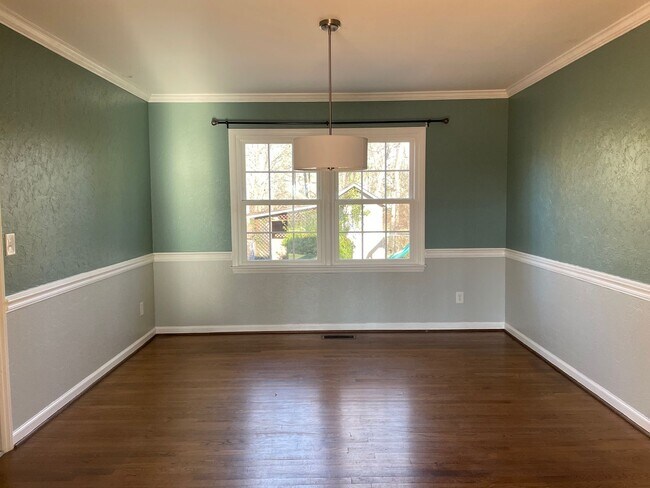 Foto del edificio - Spacious 4 Bedroom Located In The Cardinal...