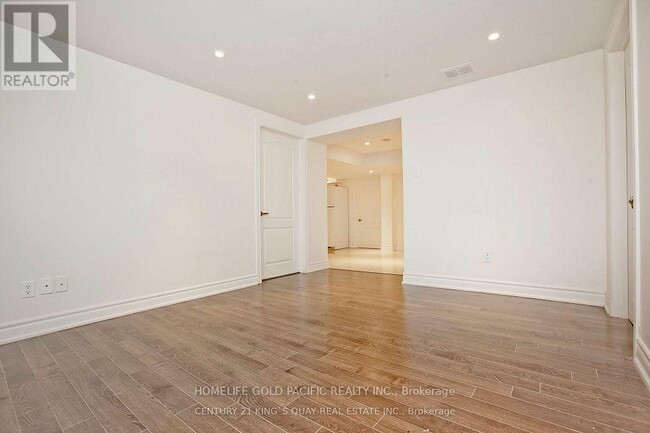 Building Photo - 8 Southwell Dr