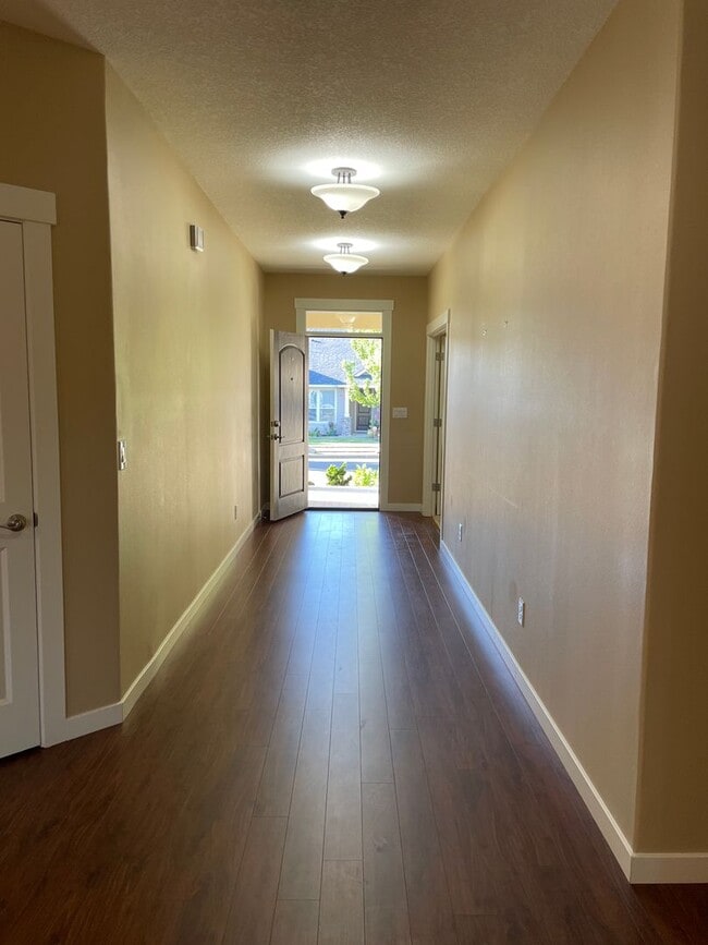 Foto del edificio - Beautiful Home with lots of upgrades