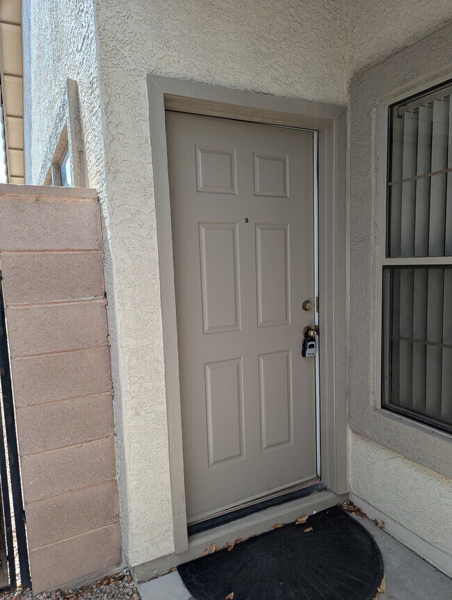 Foto del edificio - 8947 E Crescent Ave