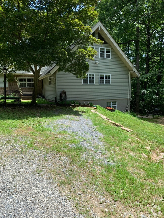 Building Photo - 250 Barbara Ln