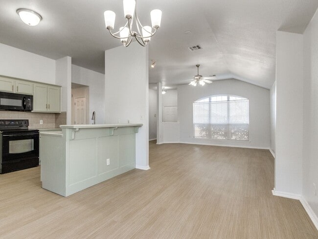 Foto del edificio - Updated Home + North Edmond + 4 Bedrooms