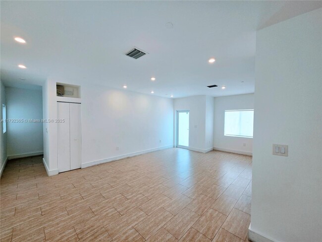 Building Photo - 6336 SW 27th St