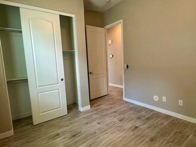Building Photo - 1433 E Lovebird Ln