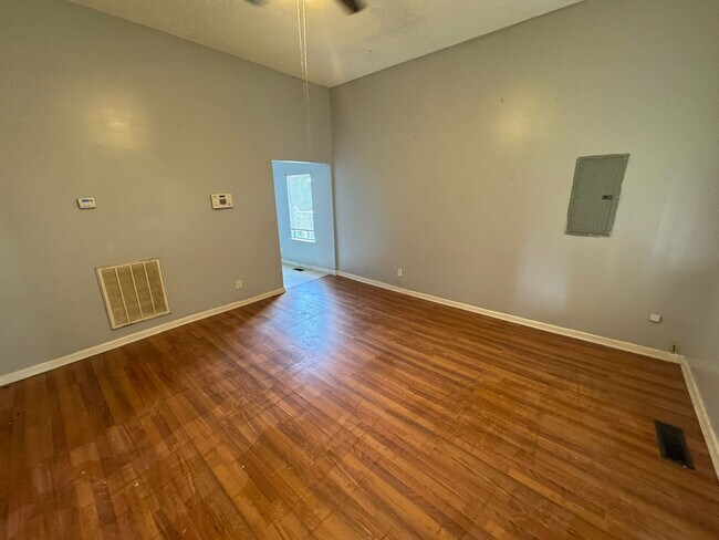 Building Photo - 634 Woolfolk St