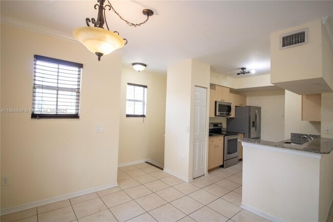 Foto del edificio - 2469 Centergate Dr