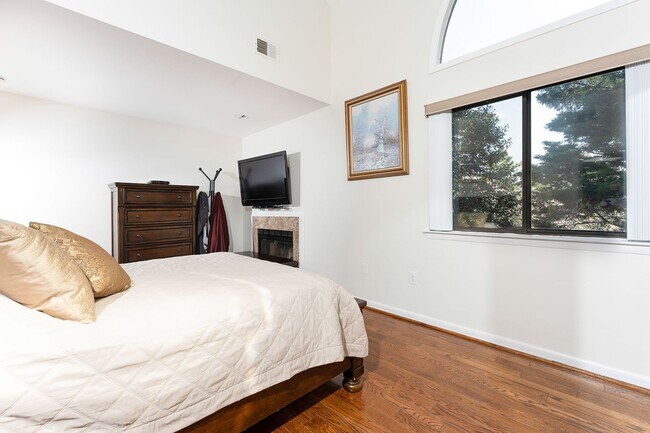 Building Photo - Stunning 4 Bedroom 3 and a Half Bath Bethe...