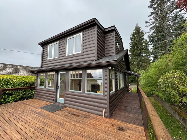 Foto del edificio - Desirable Indianola waterfront just in time for summer