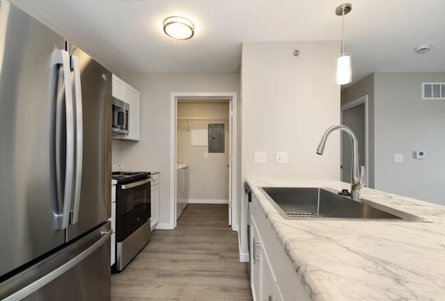 Building Photo - Golden Ridge