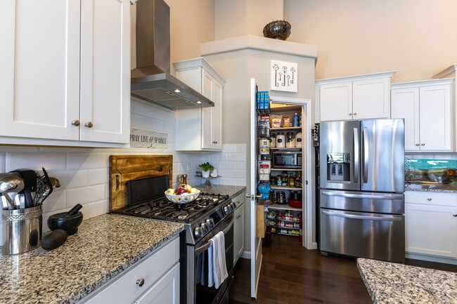 Building Photo - Gorgeous 5 Bedroom Home in The Farm