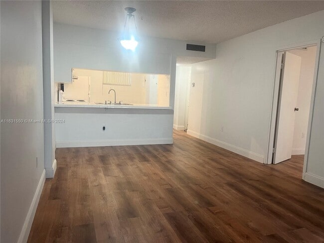 Foto del edificio - 14150 SW 84th St