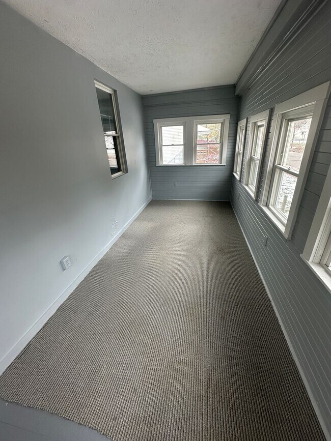 Foto del edificio - 4 Bed / 2 Bath Sunroom, Updated Kitchen & Spacious Layout!