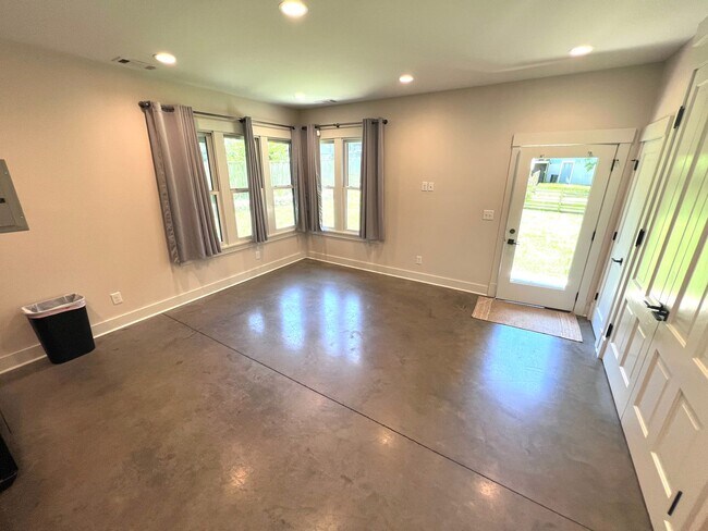 Foto del edificio - Simple yet tasteful living in East Nashvil...