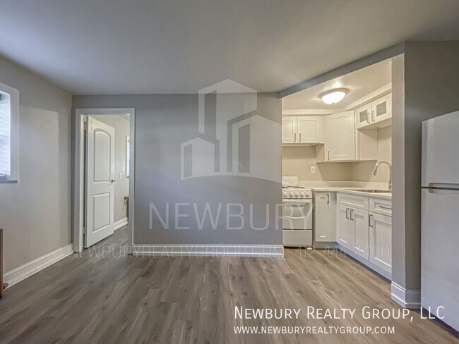 Building Photo - Cozy 1-Bedroom Apartment with Modern Finis...
