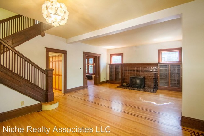 Building Photo - 4 br, 2.5 bath House - 908 15th Ave E