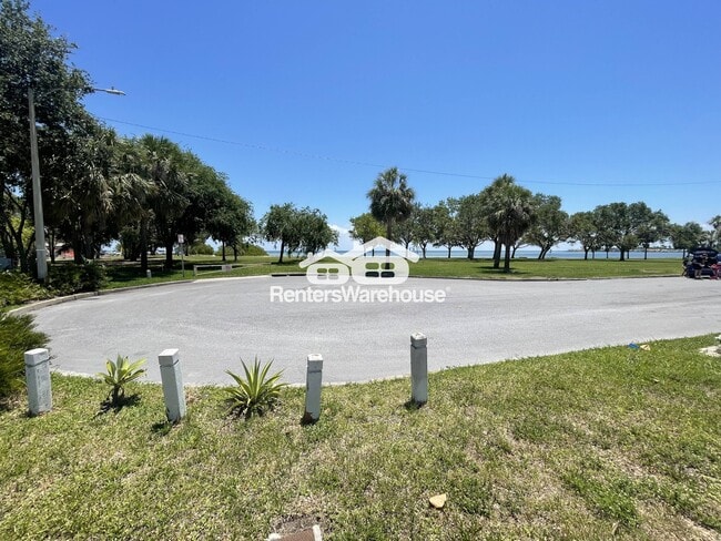 Building Photo - 1505 Beach Dr SE