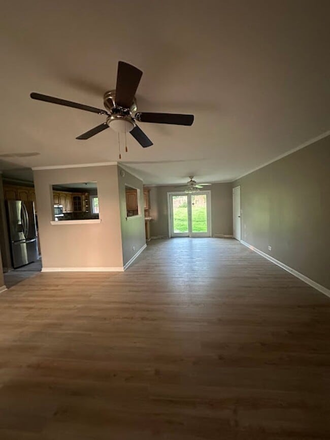 Building Photo - Spacious 3 bedroom 2 bathroom ranch.