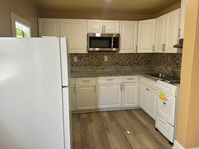 Foto del edificio - 124 S Oleander Ave