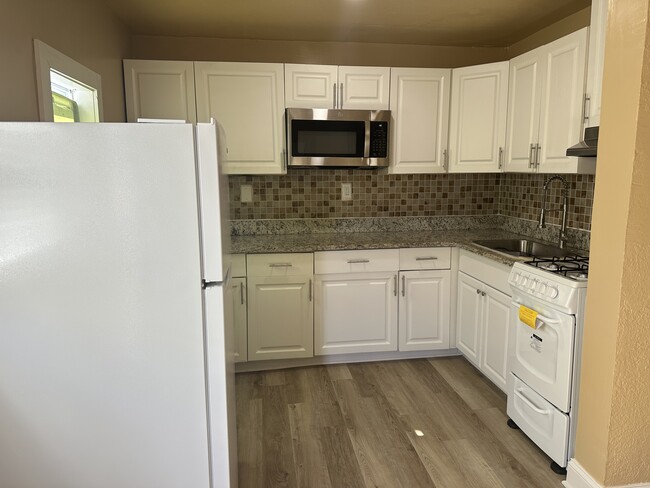 Building Photo - 124 S Oleander Ave