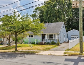 Building Photo - 35 Elmwood Dr