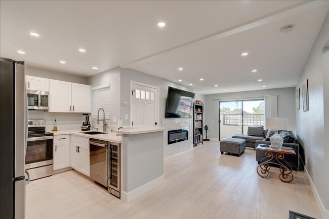 Foto del edificio - Gorgeous, Fully Remodeled 1 Bed - 1 Bath in Gated Community, Close to All!