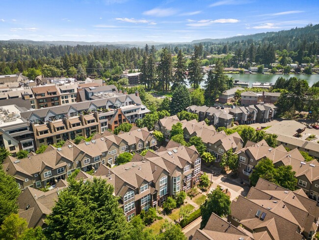 Foto del edificio - Luxury Lake Oswego Townhome Walking Distan...